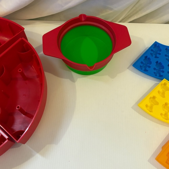 Peanuts Gummy Candy Maker Multicolor Snoopy, Woodstock, Charlie Brown - Picture 4 of 6